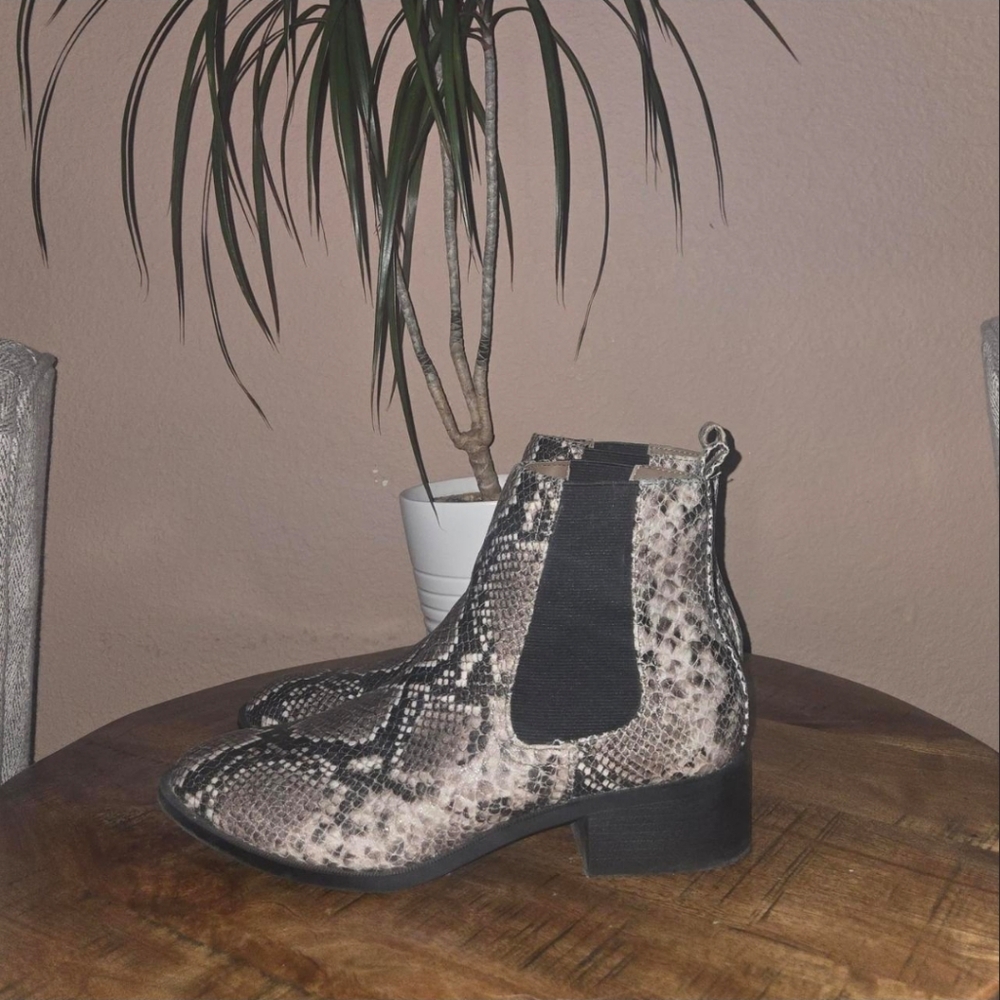 🐍Faux leather snake print boots❣️ (forever21)